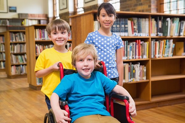 ребенок в инвалидном кресле фото
