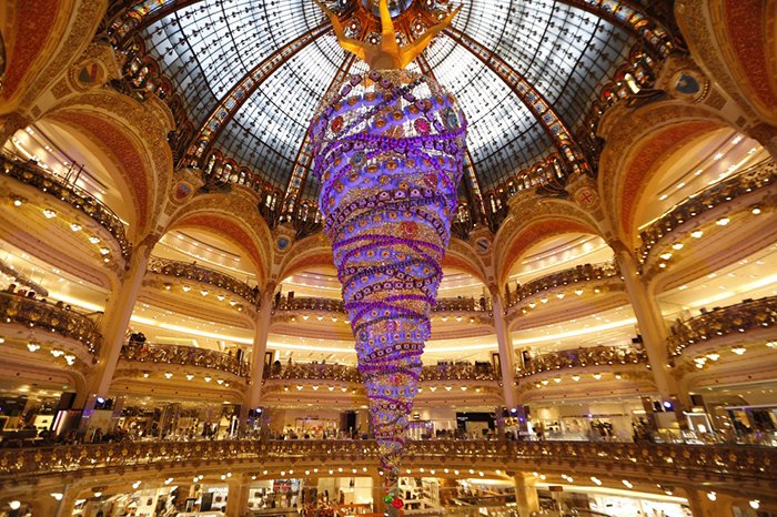 Новогодняя елка Galeries Lafayette 