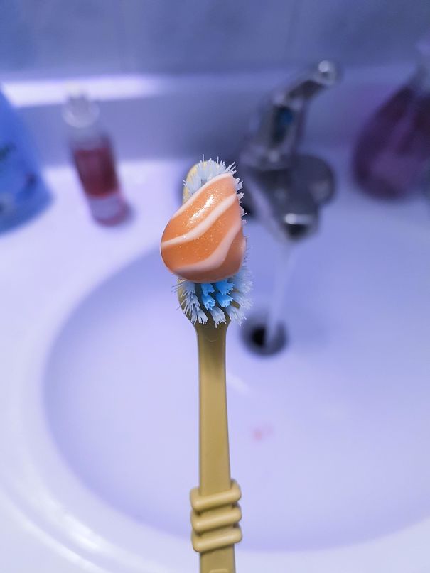 зубная паста выглядит как лосось