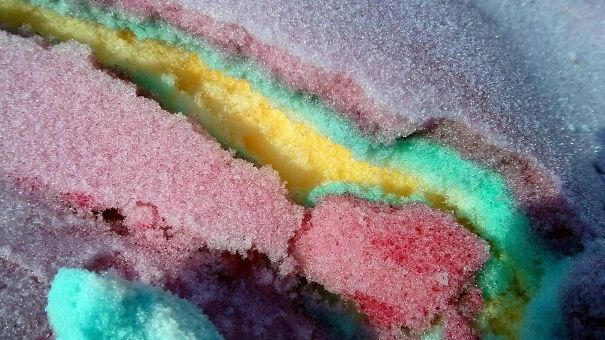Разноцветный снег похож на торт 