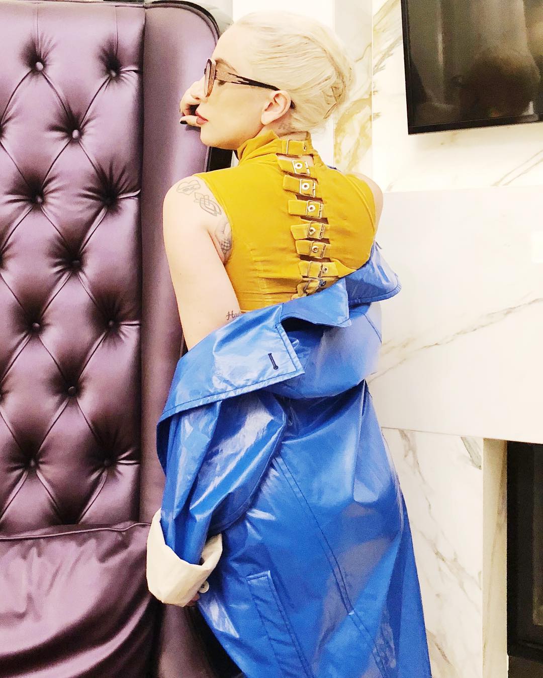 Леди Гага в одежде напоминающей флаг Украины