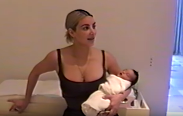 Ким Кардашьян с новорожденной малышкой