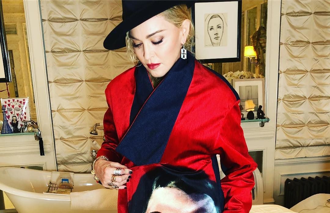 Мадонна опубликовала вызывающее селфи топлес и в шляпе