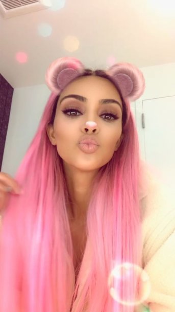 Ким Кардашьян с розовыи волосами
