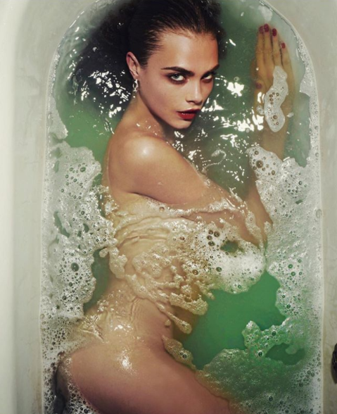 Кара Делевинь фото в ванной