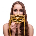 Девушка с карнавальной маской, фото