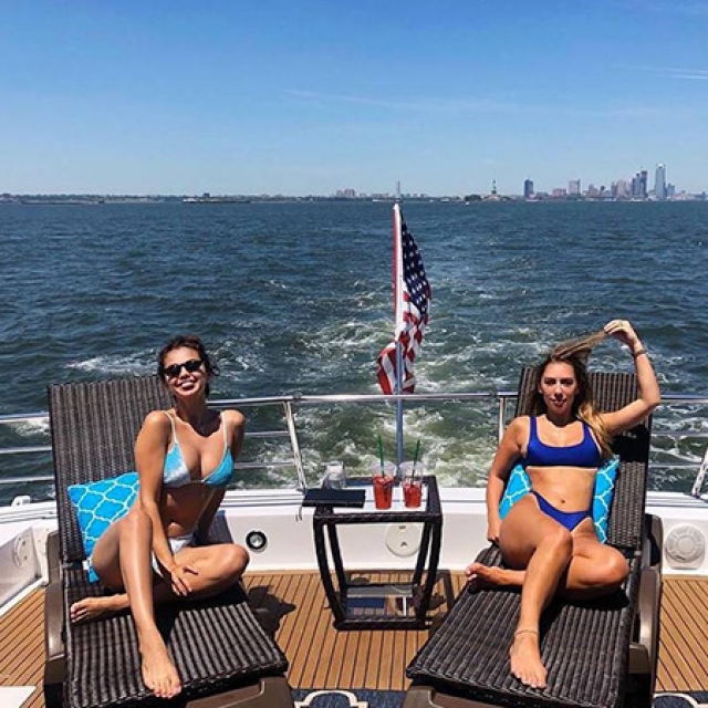 Селена Гомес отдыхает на яхте с друзьями 