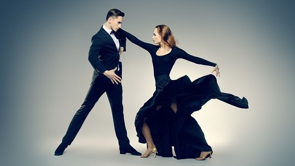 Пара танцует танго, фото