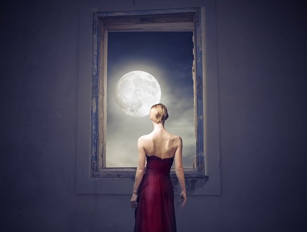 Женщина смотрит на Луну, фото
