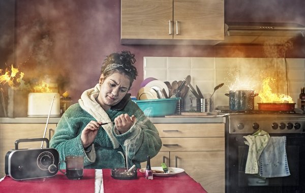 женщина раговаривает по телефону женщина делает маникюр, фото