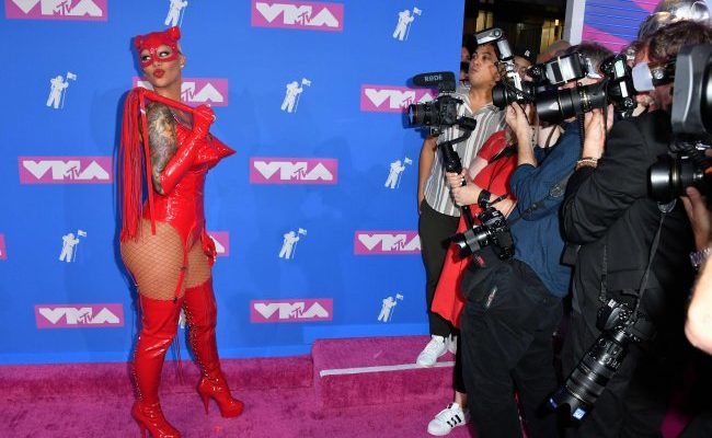 Бывшая Канье Уэста — Эмбер Роуз поразила латексным нарядом на MTV Бывшая Канье Уэста — Эмбер Роуз поразила латексным нарядом на MTV