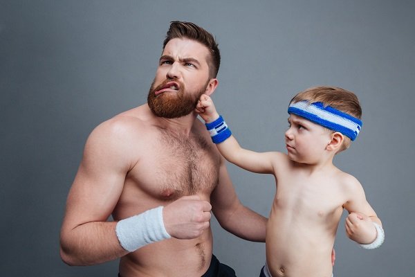 шутливая фотография, отец и маленький сын боксируют