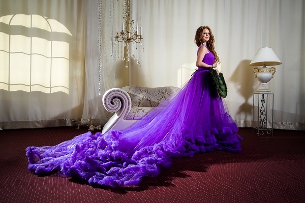 Дівчина з вечірнім фіолетовим платтям, фото