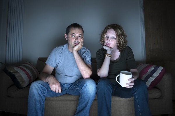 семейная пара смотрит телевизор, фото