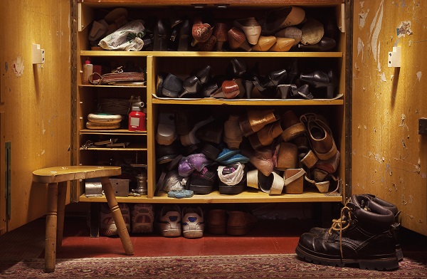 шкаф со старой обувью, фото