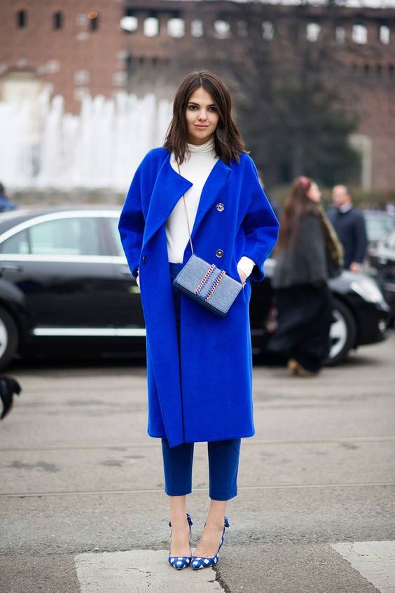 Синее пальто - фото