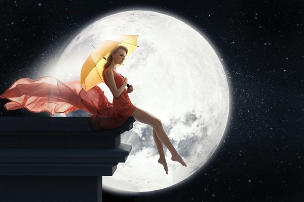молодая женщина на фоне полной Луны, фото