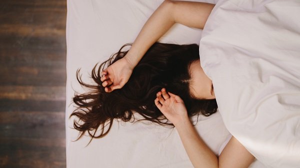 спящая девушка под одеялом, фото 