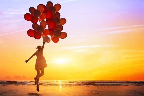 счастливая молодая женщина с воздушными шариками, фото