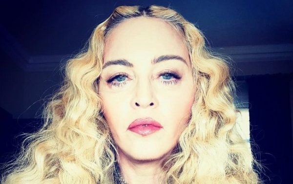Поклонники не узнали Мадонну на фото: она стала брюнеткой и не только