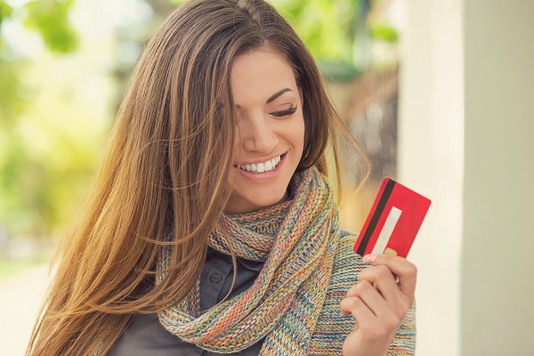 счастливая женщни с банковской картой, фото