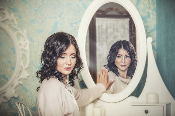 женщина перед зеркалом, фото