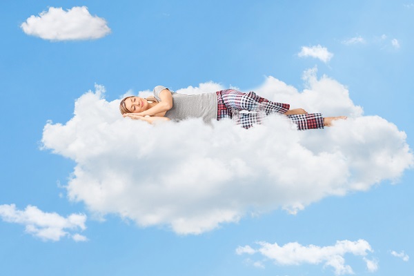 спящая на облаке девушка, фото