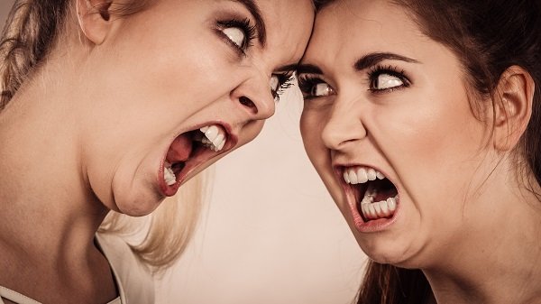дві молоді жінки кричать один на одного, фото