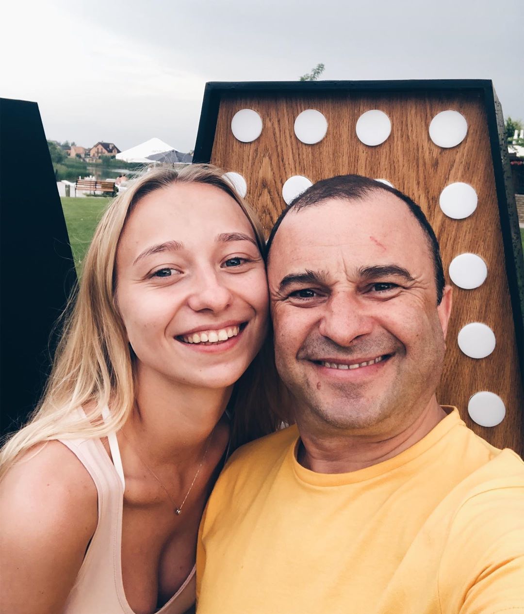 25-річна кохана Віктора Павлика розповіла про знайомство зі співаком