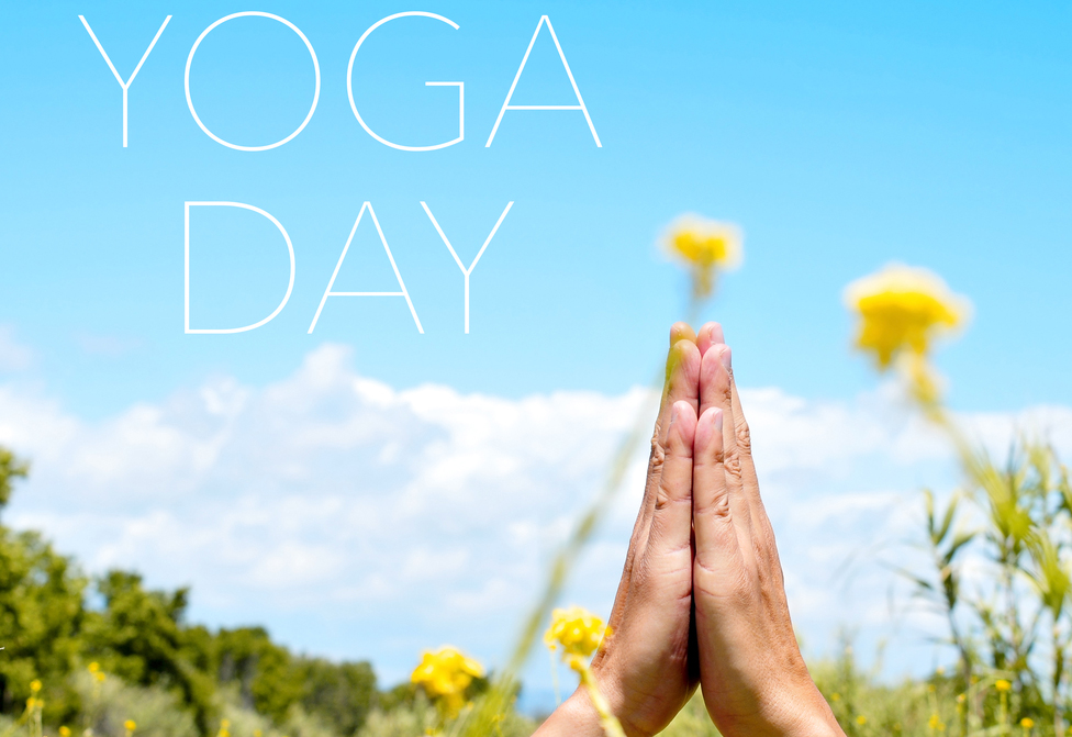 День йоги - вітання та листівки