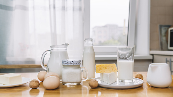 Почему скисает молоко в холодильнике