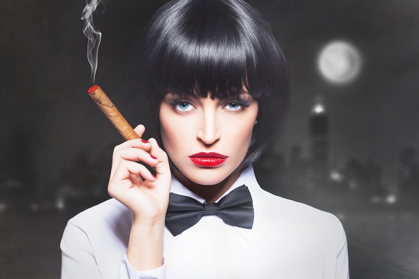 жінка курить сигару