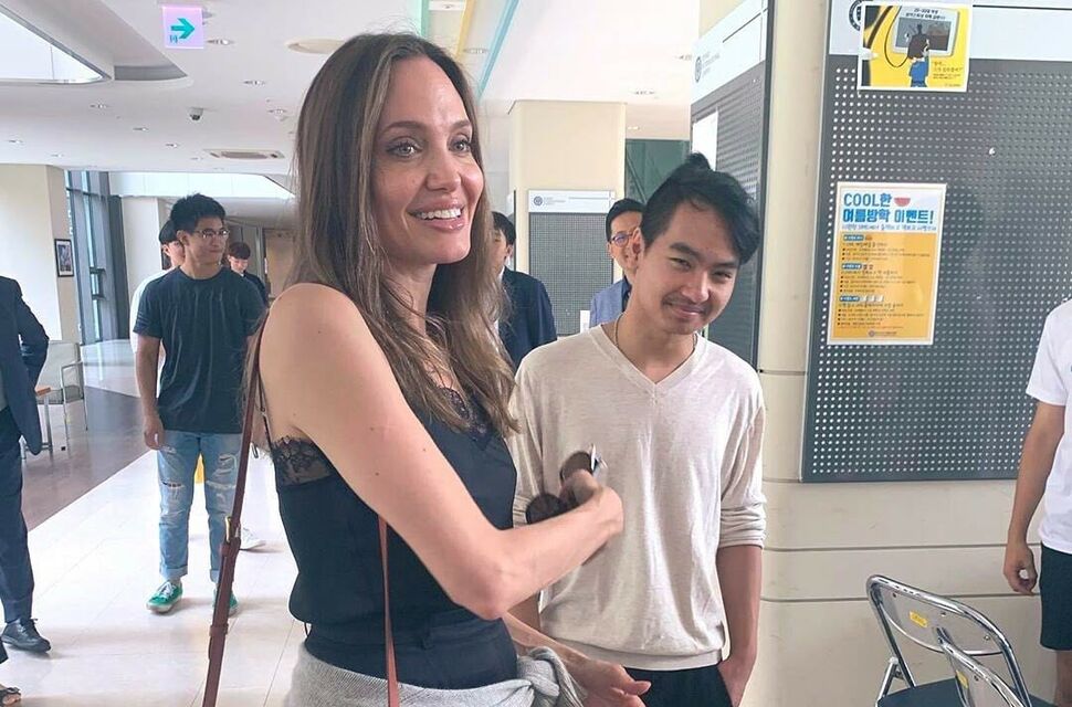 Старший син Анджеліни Джолі приїхав до університету разом із зірковою мамою