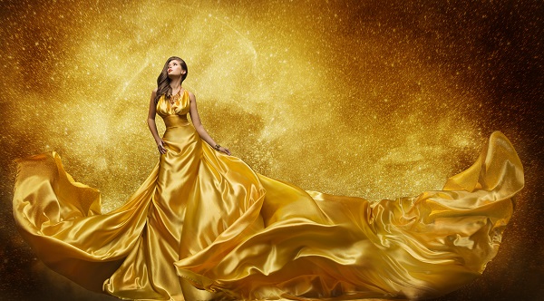 красивая женщина в золотом платье