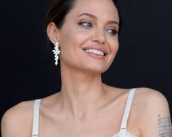 Анджелина Джоли обнаженной снялась в рекламе духов