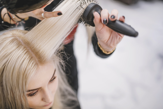 anonymous-stylist-grooming-hair-client_23-2147769830 календарь стрижек на октябрь