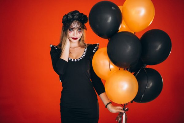 12 крутых костюмов на Хэллоуин 2023, для которых нужно только черное платье