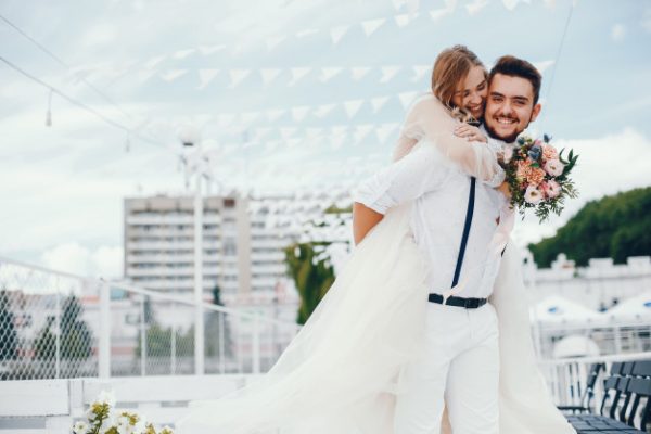 16 лет брака – топазовая свадьба: праздновать или нет, что подарить