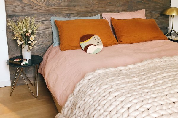 Пудровий відтінок рожевого у дизайні спальні