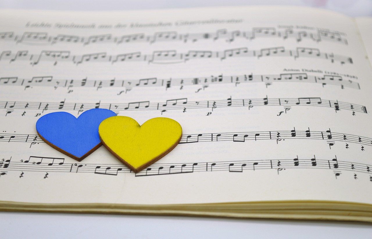 Серця жовтого та голубого кольору лежати на нотах