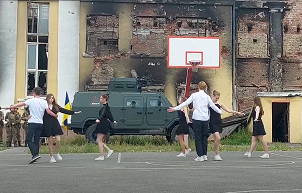 випускники з Харкова станювали вальс на тлі розбомбленої школи