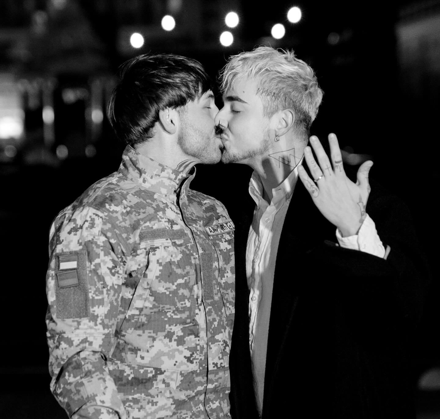 MELOVIN заручини з військовим MELOVIN співак