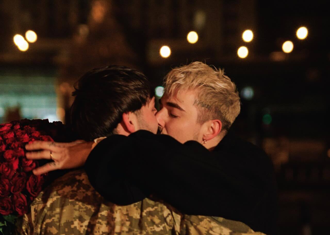 MELOVIN заручини з військовим MELOVIN співак