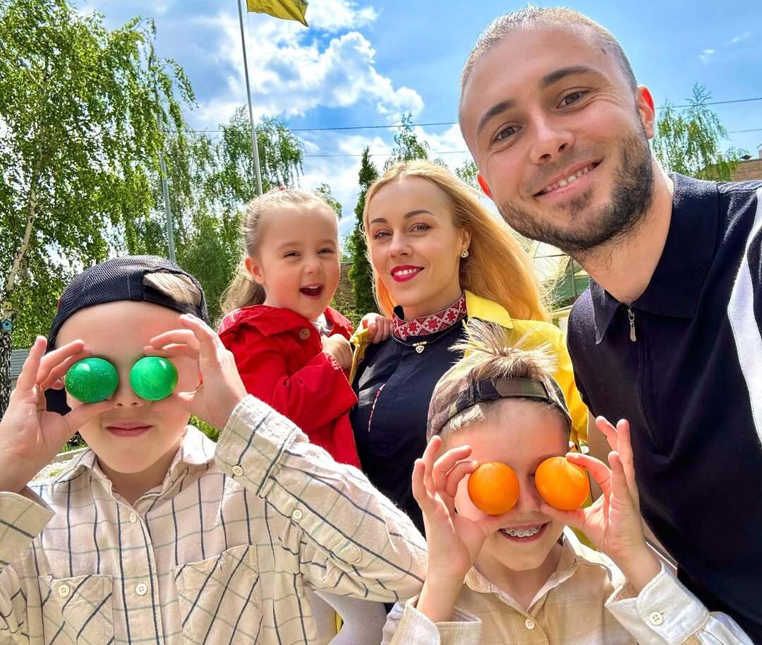 Тарас Тополя і Олена Тополя з дітьми